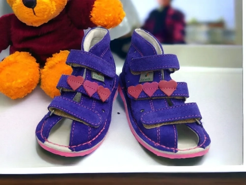 Dziecko zakłada buty odwrotnie - jak oduczyć i nauczyć poprawnie zakładać buty?